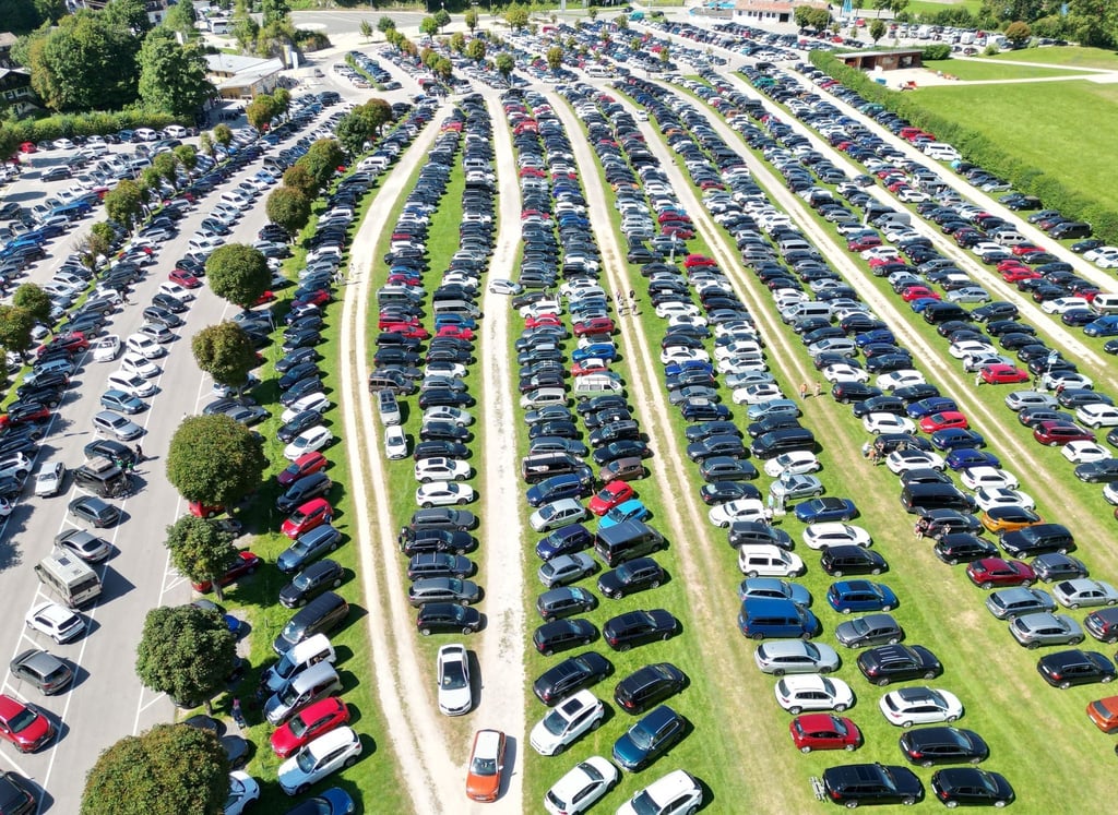 Zu viele Autos am Königssee: Die Gemeinde möchte Gäste vermehrt in die Busse locken. Parkvergünstigungen wird es dann nicht mehr geben.