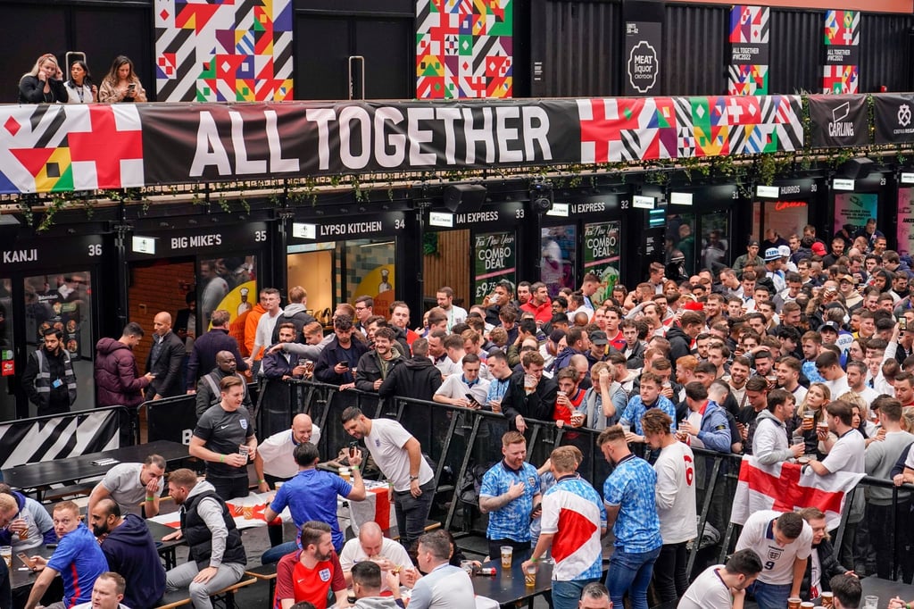 Zahlreiche englische Fußballfans warten in der Fanzone des Chalifa-International-Stadions.