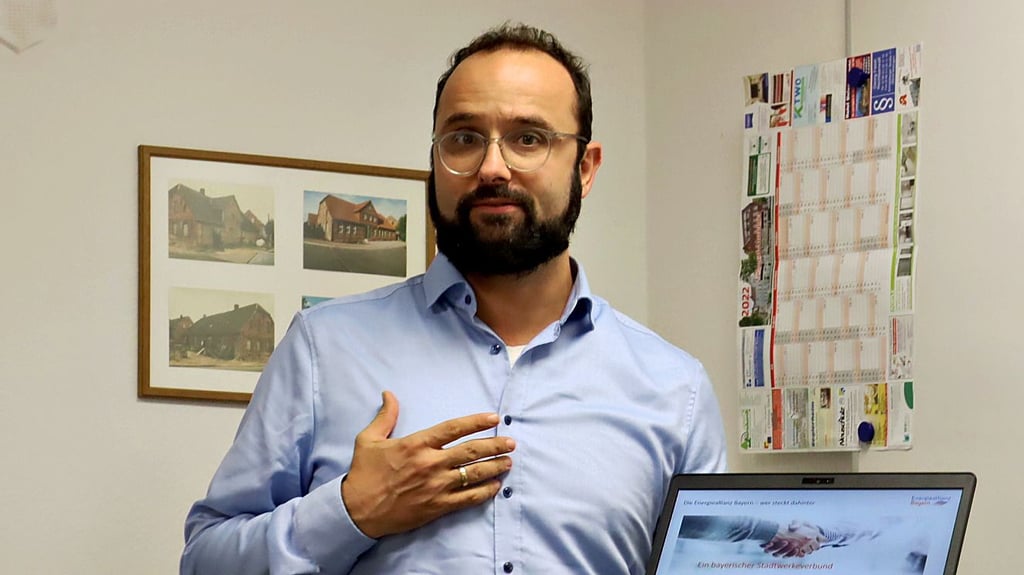 Ulrich Geis, Geschäftsführer der Energieallianz Bayern, stellte die Pläne für die PV-Anlage im Kuseyer Ortschaftsrat vor.