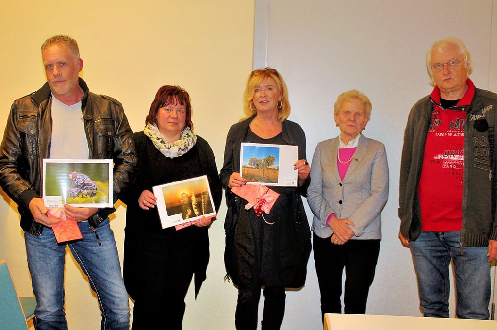 Torsten Görges, Karina Schmidt und Simone Schmidt (von links) wurden für ihre Einsendungen zum Fotowettbewerb mit Gutscheinen prämiert. Steffi Trittel und Jörg Stern gratulierten.