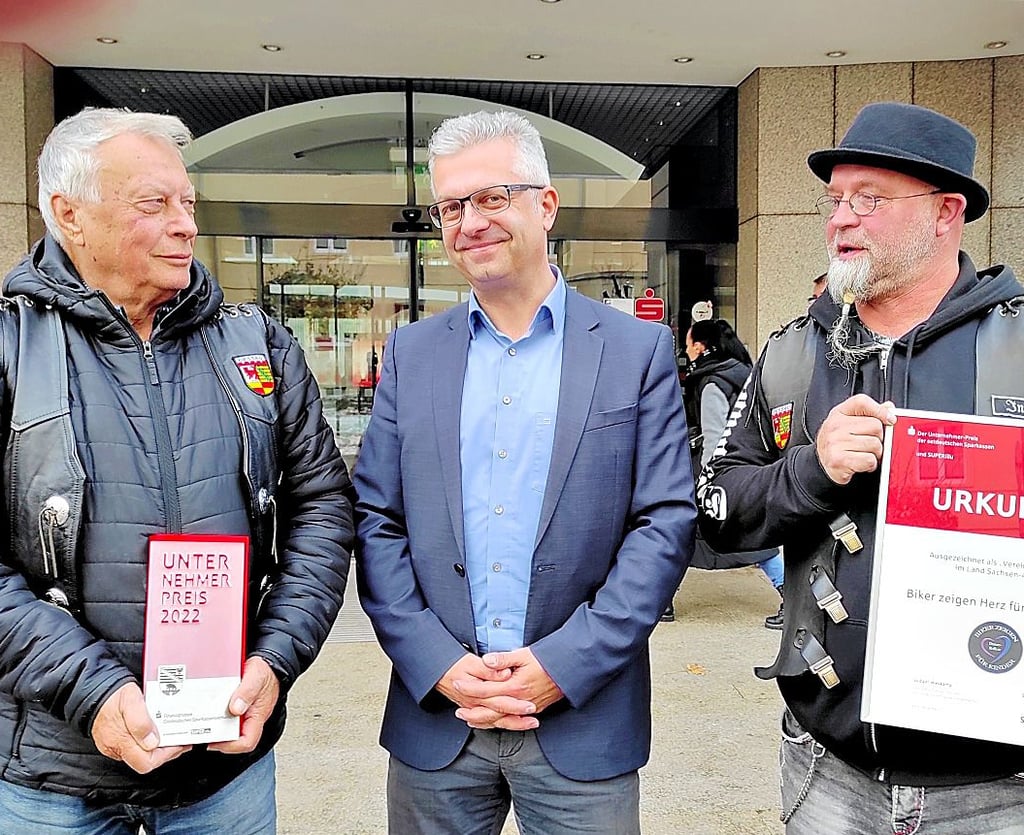 Karl-Heinz Richter (li) und Ingo Ondey(re) mit Urkunde und Plakette des Sparkassenverbandes. Die Beiden haben mit Sparkassen-Mitarbeiter Matthias Crain einen Fan mehr.