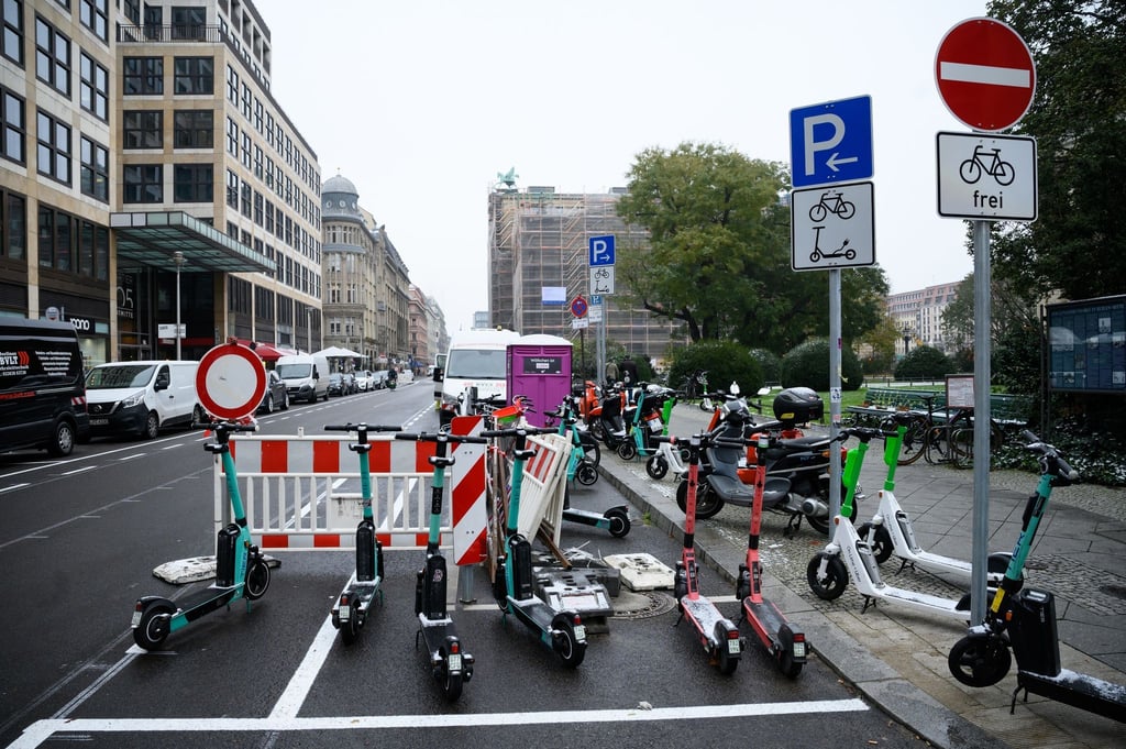 Parkplätze für Fahrräder und Roller sind in der neuen Fahrradstraße in der Charlottenstraße.