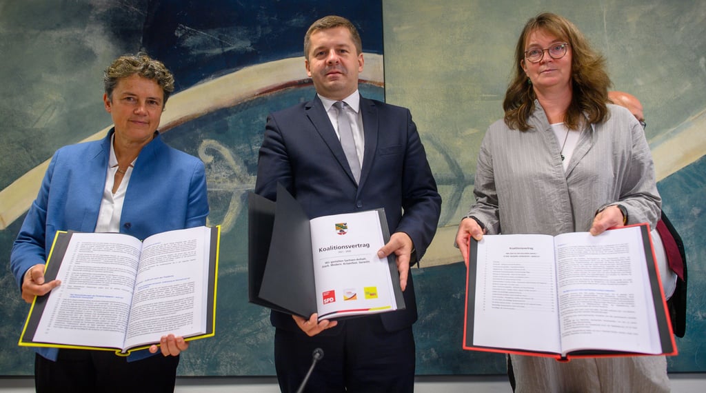 Redebedarf gab es zwischen FDP, CDU und SPD, hier die Parteichefs Lydia Hüskens, Sven Schulze und Juliane Kleemann (v.l.) im vergangenen Jahr bei der Unterzeichung des Koalitionsvertrags.