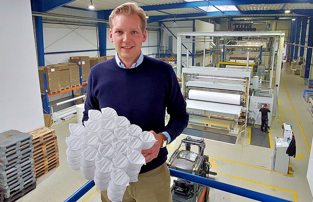 Die Agro Nonwoven GmbH ist seit Kurzem in Halberstadt ansässig und produziert in der Kreisstadt Spinn-Vliesstoff für die Federkern-Produktion. Geschäftsführer Moritz F. Clüsener zeigt hier einen solchen Federkern für die weltweite Polster- und Matratzenproduktion.