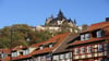 Blick auf das Schloss Wernigerode und Fachwerkhäuser der Harzstadt.