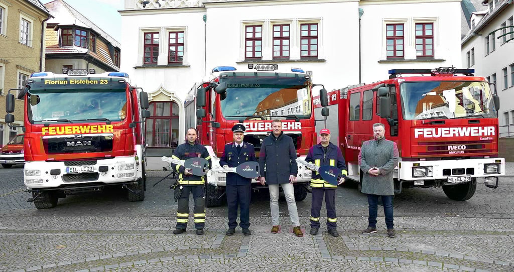 Der Eisleber Bürgermeister Carsten Staub (Mitte) und Sachgebietsleiter Sascha Lischewski (rechts) übergaben die Fahrzeuge an die Ortswehrleiter René Wunderlich (Eisleben), Ramon Friedling (Helfta) und Werner Kraus (Bischofrode, von links).