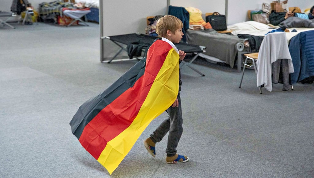 In der Turnhalle des Berufsschulzentrums kommt schnell Langeweile auf. Der sechsjährige Vadim weiß sich aber zu beschäftigen.