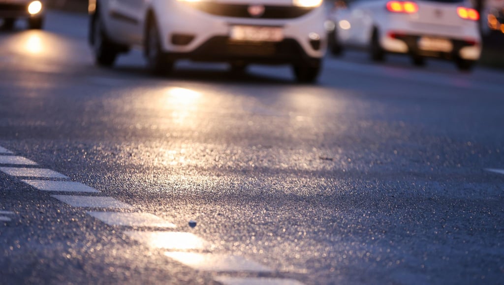 Autos fahren über eine überfrorene Straße.