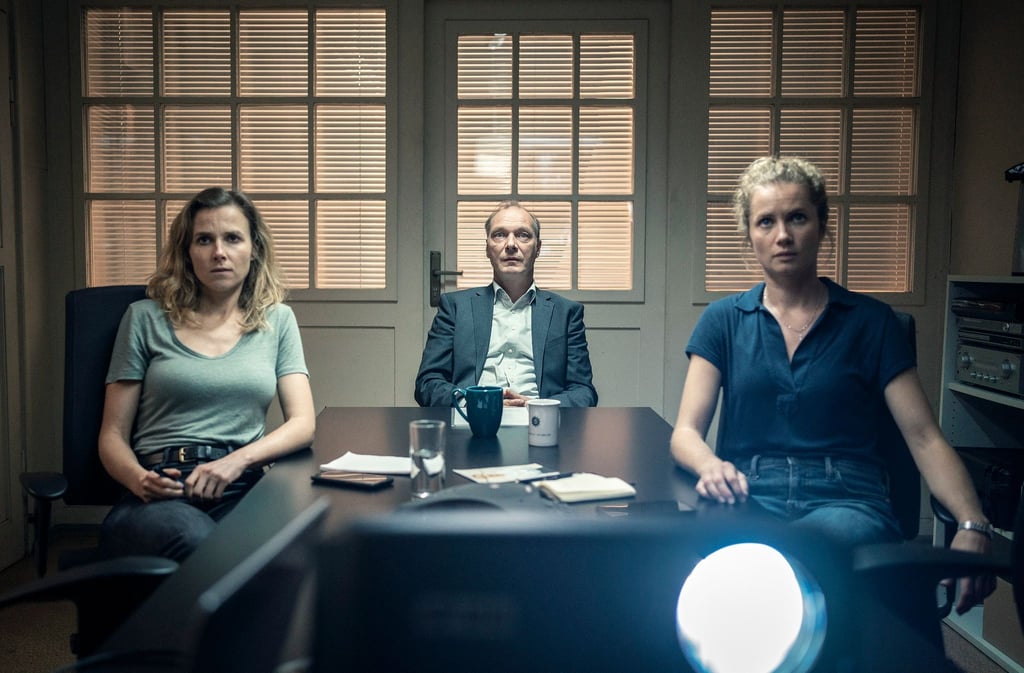 Schnabel (Martin Brambach), Karin Gorniak (Karin Hanczewski) und Leonie Winkler (Cornelia Gröschel) sehen die Videobotschaft des Entführers.