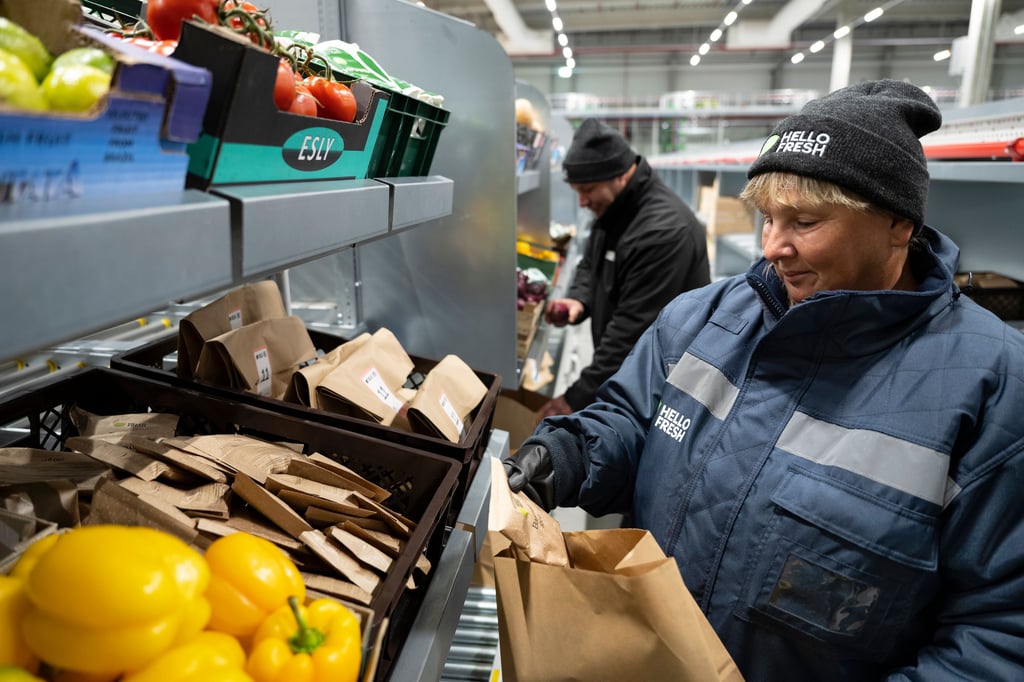 Neue Hello-Fresh-Mitarbeiter im Werk Barleben verpacken Paprika und Tomaten für die Gerichte.