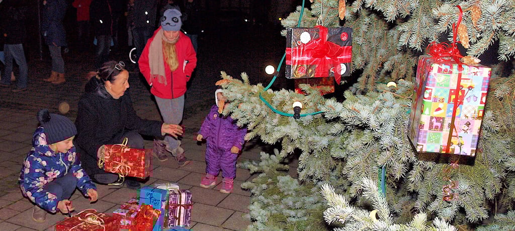 Der Arendseer Weihnachtsbaum soll erneut mit bunten Paketen gestaltet werden. Dazu ist die Hilfe von Einheimischen nötig.