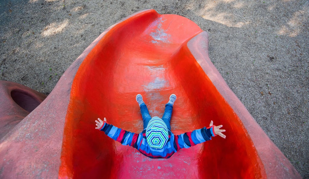 Ein Kind spielt auf einem Spielplatz. Im Wohngebiet Seedorf in Gerwisch ist ein solcher Platz für Kinder geplant.