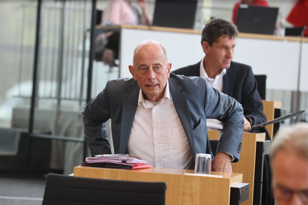 Wolfgang Tiefensee (SPD), Wirtschaftsminister in Thüringen, sitzt im Plenarsaal.