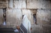 Ein orthodoxer Jude betet an der Klagemauer in der Altstadt.
