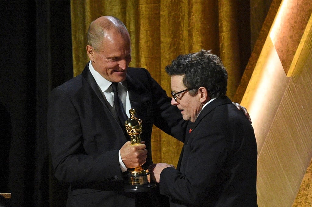Woody Harrelson (l) überreicht Michael J. Fox den Preis.