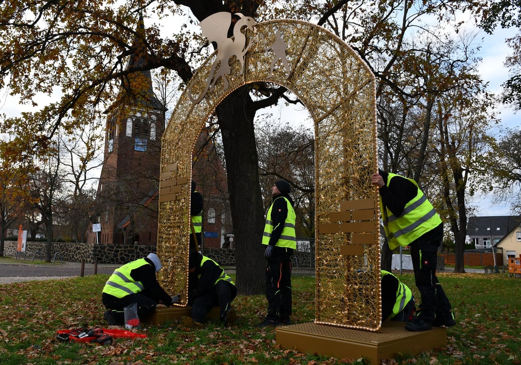 In Magdeburg-Rothensee wird ein neues Element der Lichterwelt aufgestellt.