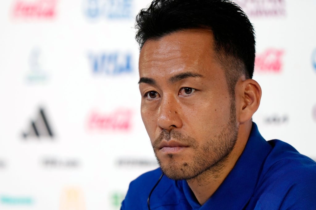 Japans Kapitän Maya Yoshida sitzt während einer Pressekonferenz auf dem Podium.