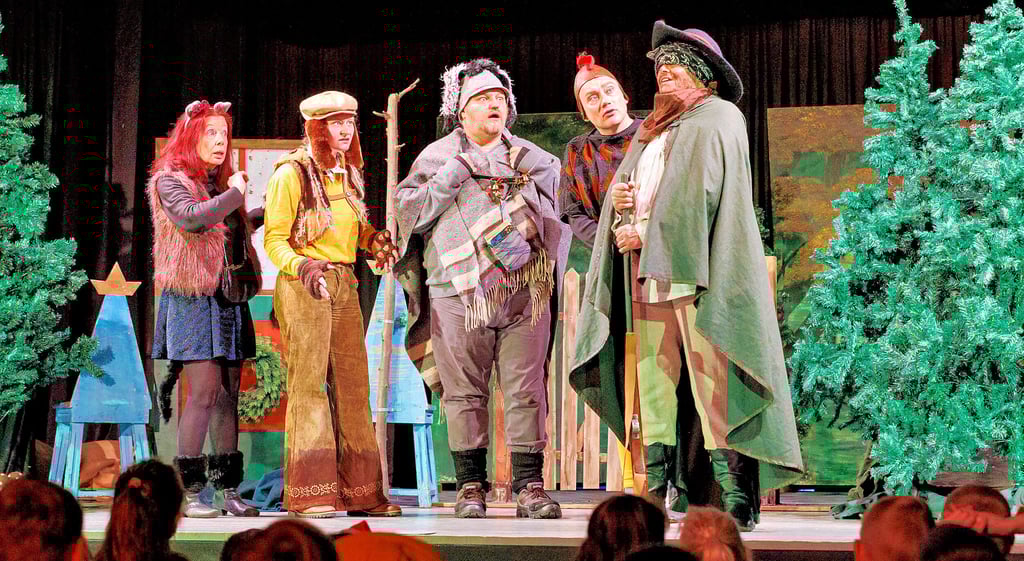 Beim Weihnachtsmärchen spielt Regisseur André Rauscher den Esel (Mitte), Theaterleiterin Henriette Rossner-Sauerbier die Katze (links).