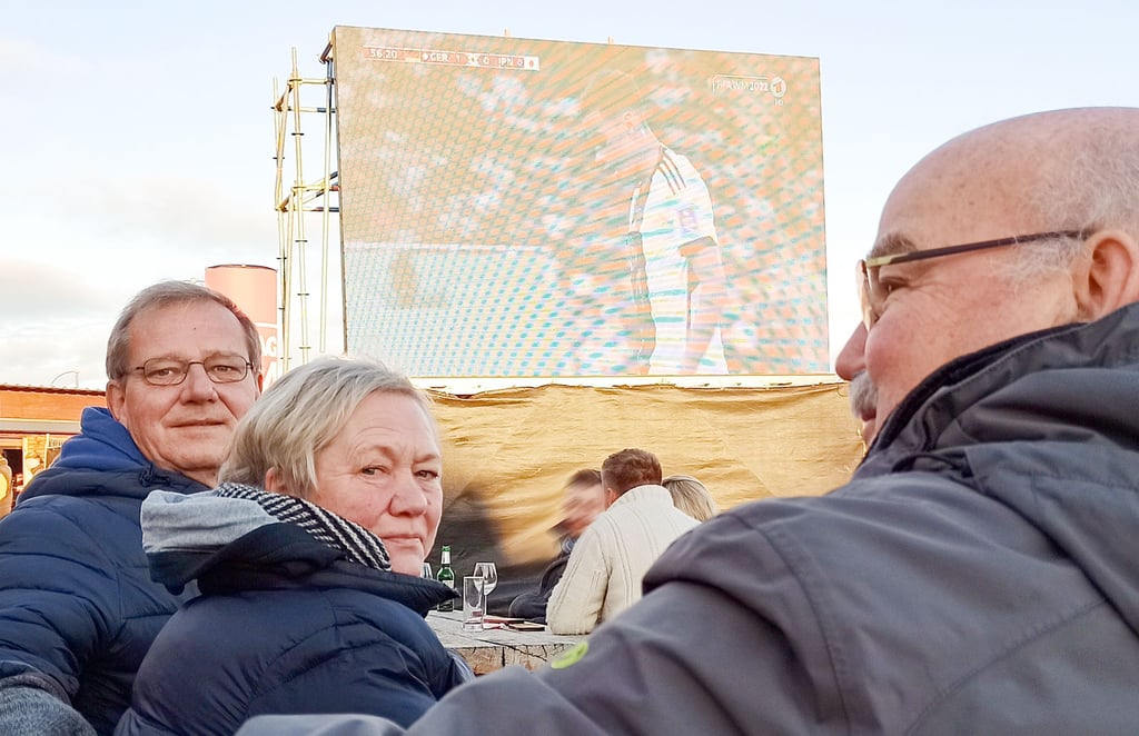 Armin Grefs und Jochen Jütte schauten sich das Spiel Deutschland gegen Japan in der Magdeburger Strandbar an.