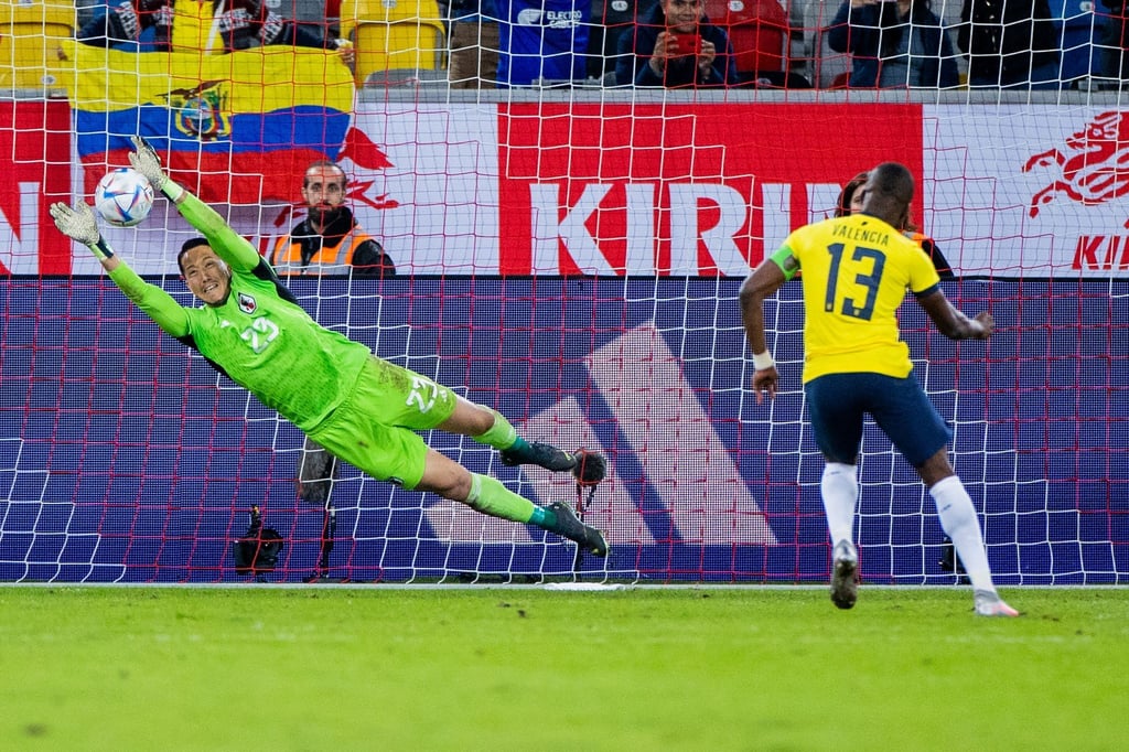 Japans Torwart Daniel Schmidt (l) hält einen Elfmeter von Ecuadors Enner Valencia.