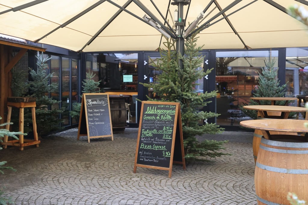 Tafeln mit Speisenangeboten vor einer Gaststätte in Erfurt.