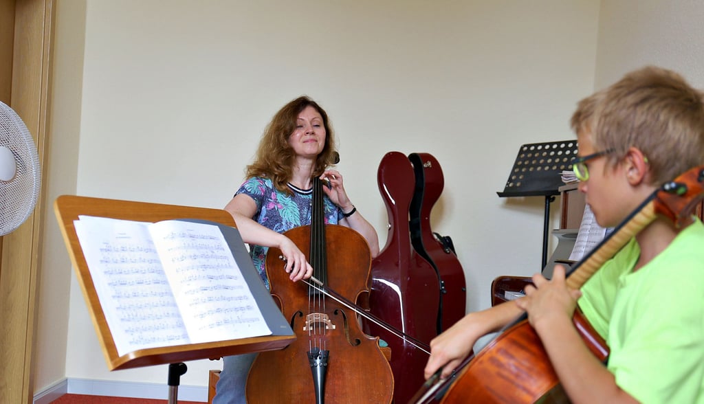 Cello-Unterricht in der Kreismusikschule in Schönebeck: Elena Tkachenko bringt dem Nachwuchs das Spielen des Instruments bei. Da der Kreis bald auch Mehrwertsteuer auf bestimmte Angebote erheben muss, könnte der Unterricht teurer werden.
