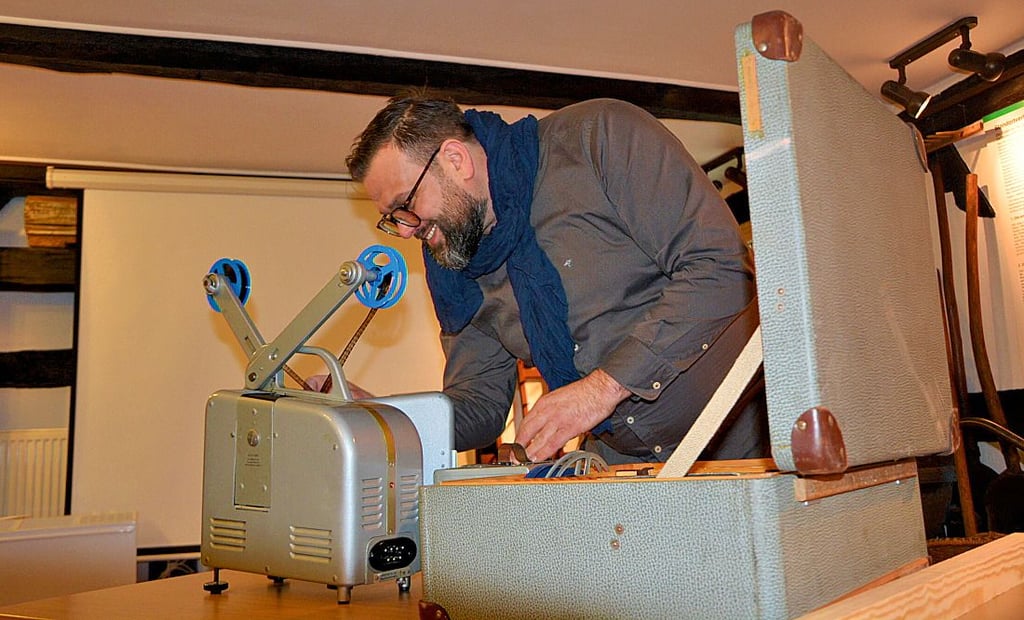 Museumsleiter Florian Fischer mit einer Leihgabe von Jörg Gerber: einem Acht-Millimeter-Filmvorführgerät vom „Osterburger Landfilm“.