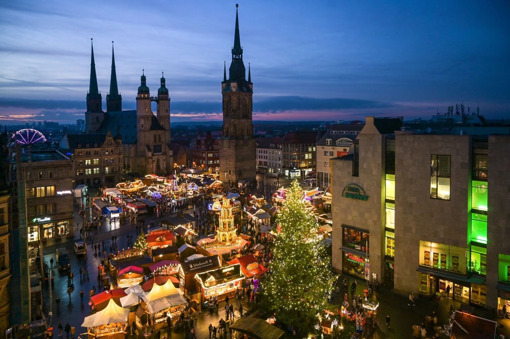 Halle Weihnachtsmarkt Baum mit LEDBeleuchtung