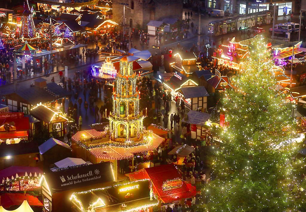 Halles Weihnachtsmarkt ist eröffnet. Bis zum 23. Dezember laden Buden mit Glühwein, Gebäck und weihnachtlichen Dingen zum Bummeln ein.