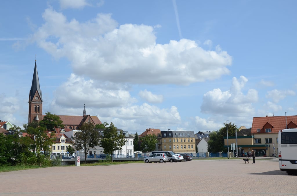 Der Neumarkt in Staßfurt ist wieder im Gespräch für einen Lebensmittelmarkt. Rewe stellte sein Projekt "Bodeblick" vor, nachdem Kaufland angekündigt hatte, den ehemaligen Real-Standort wiederzubeleben.