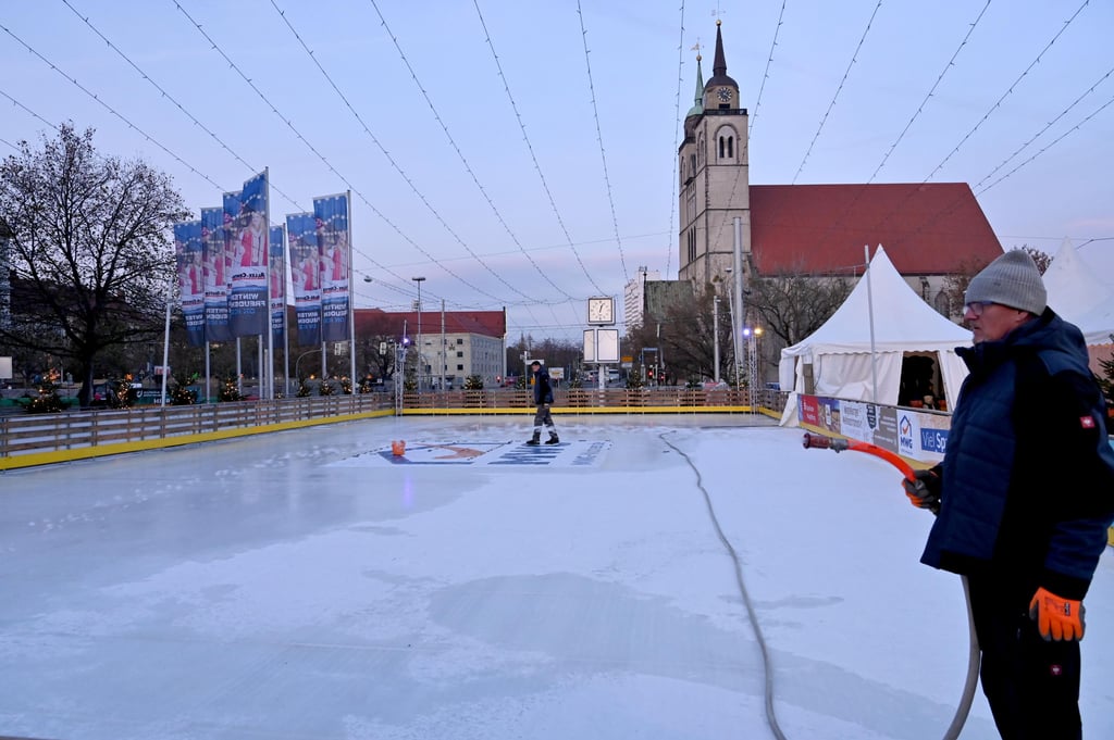 Mitarbeiter des Eisbahn-Service-Teams am Allee-Center sind bereits seit Tagen dabei, die Fläche zu präparieren. Am 24. November 2022 um 12 Uhr heißt es Bahn frei für Kufenfreunde.