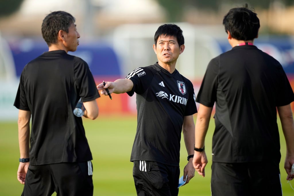 Japans Trainer Hajime Moriyasu (M) steht beim Training auf dem Spielfeld.