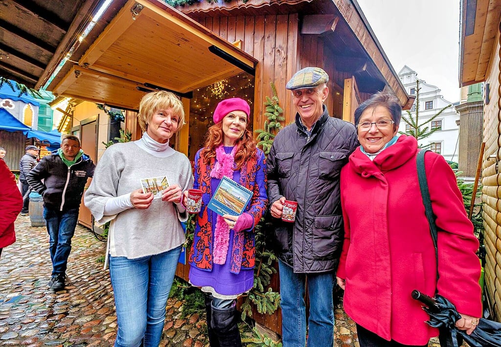 Claudia Wenzel verkauft seit Jahren, hier 2018, mit auf dem Markt Kalender.