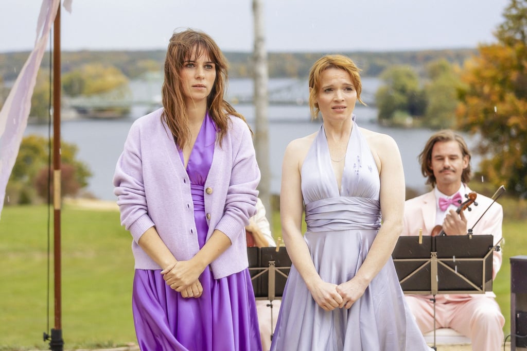 Karoline Herfurth (m) als Klara und Nora Tschirner (l) als Jule in einer Szene des Films „Einfach mal was Schönes“.