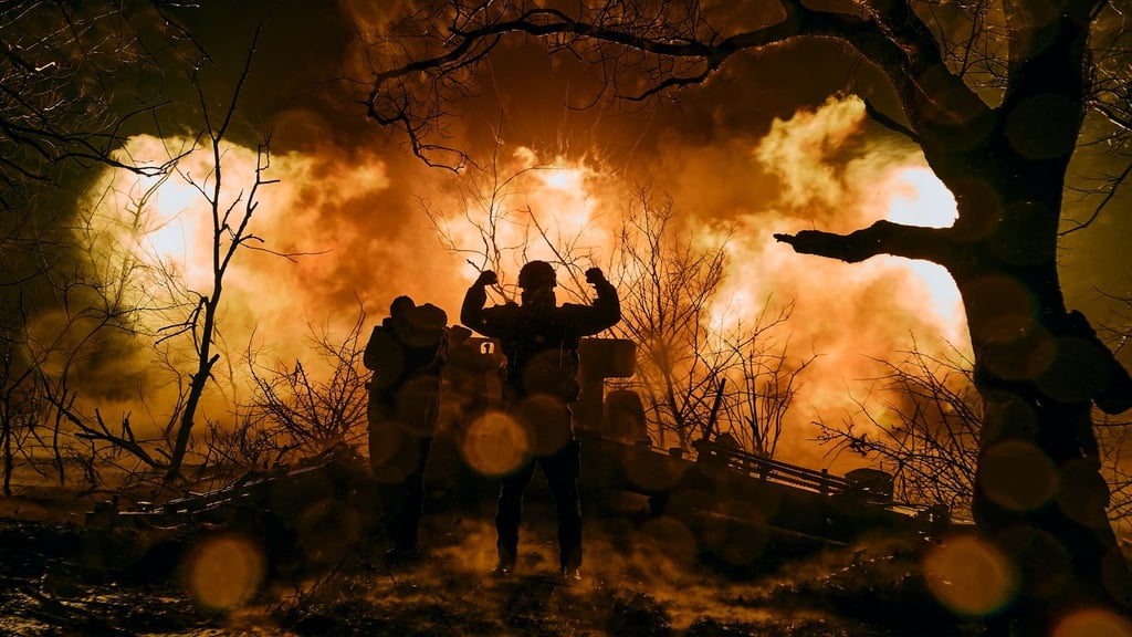 Ukrainische Soldaten feuern mit Artillerie auf russische Stellungen in der Nähe von Bachmut.