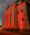 Die Marienkirche in Köthen ist eine Woche lang zu bestimmten Zeiten komplett in rotes Licht getaucht.