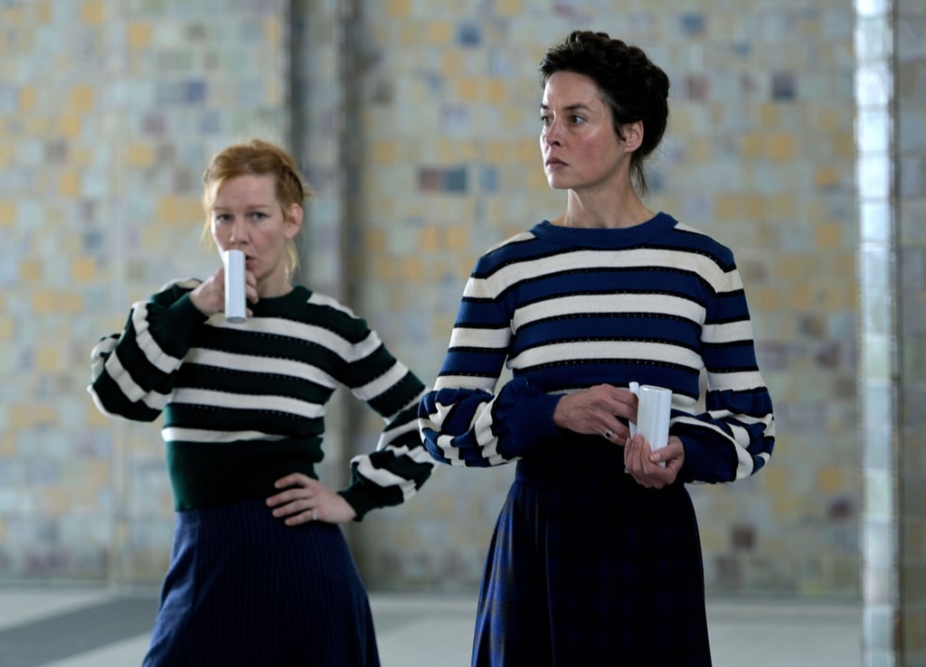 Die Schauspielerinnen Sandra Hüller (l), in der Rolle der Hofdame Irma, und Susanne Wolff, als Kaiserin Elisabeth genannt Sisi, spielen in einer Szene des Films „Sisi und Ich“.