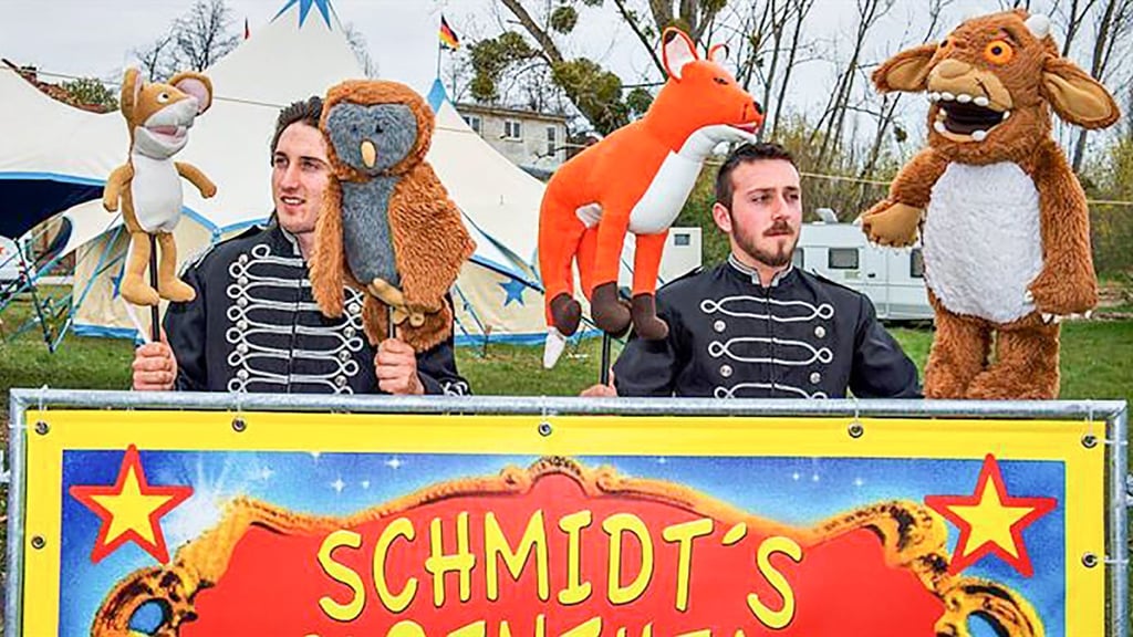 Inzwischen sind es die Söhne von Ricardo Schmidt, die die Puppen des Figurentheaters zum Leben erwecken.