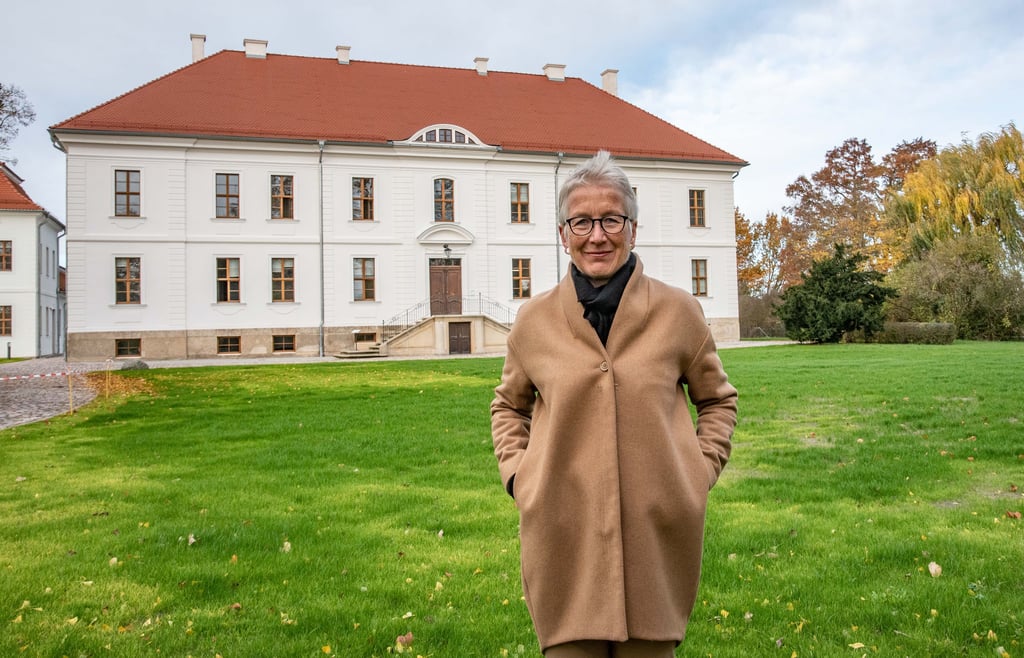 Ex-Direktorin Brigitte Mang vor dem Stiftungssitz Kühnauer Schloß