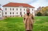 Ex-Direktorin Brigitte Mang vor dem Stiftungssitz Kühnauer Schloß