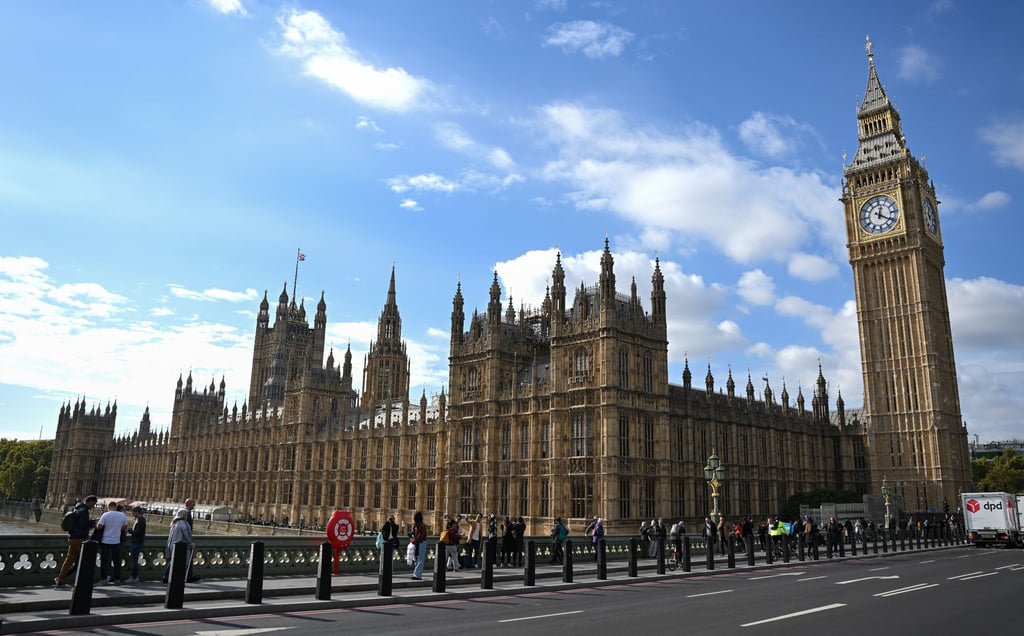 Am Big Ben und Westminster Palace, dem Sitz des britischen Parlaments führen Radwege vorbei.