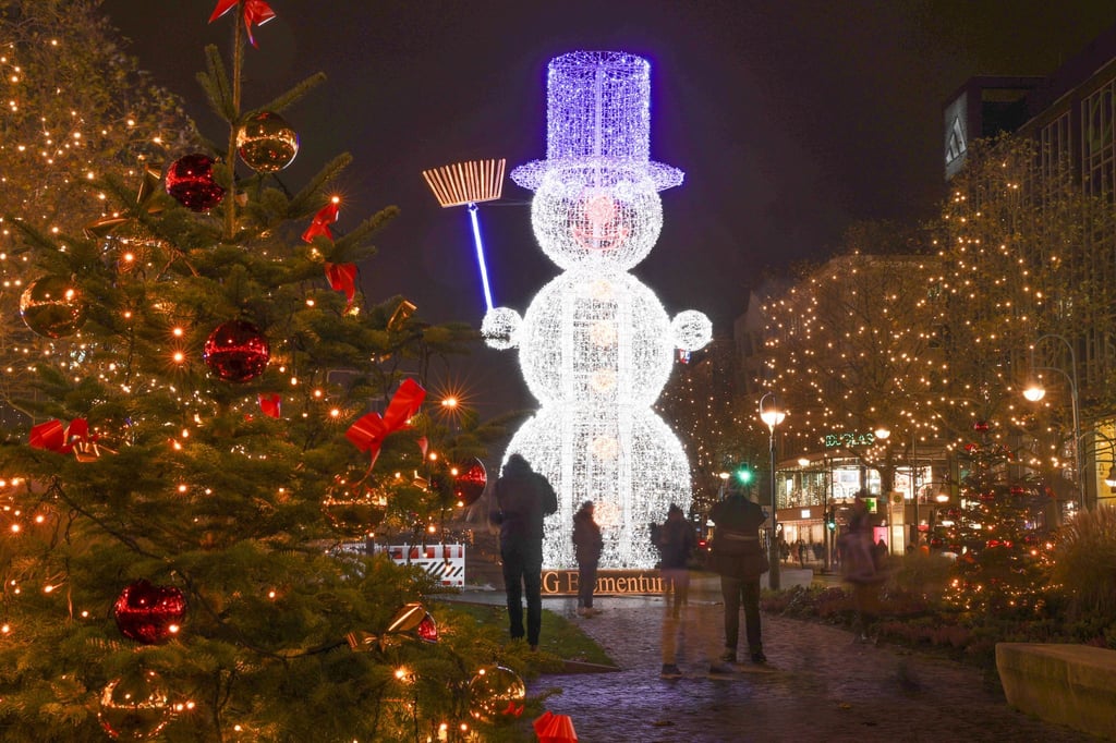 Die Weihnachtsbeleuchtung am Kurfürstendamm ist eingeschaltet.