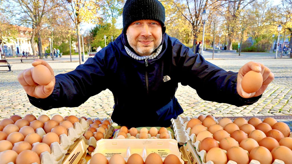 Martin Baumgarten verkauft Eier aus Steuden (Saalekreis) und Honig aus Belleben auf dem Bernburger Wochenmarkt.
