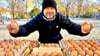 Martin Baumgarten verkauft Eier aus Steuden (Saalekreis) und Honig aus Belleben auf dem Bernburger Wochenmarkt.