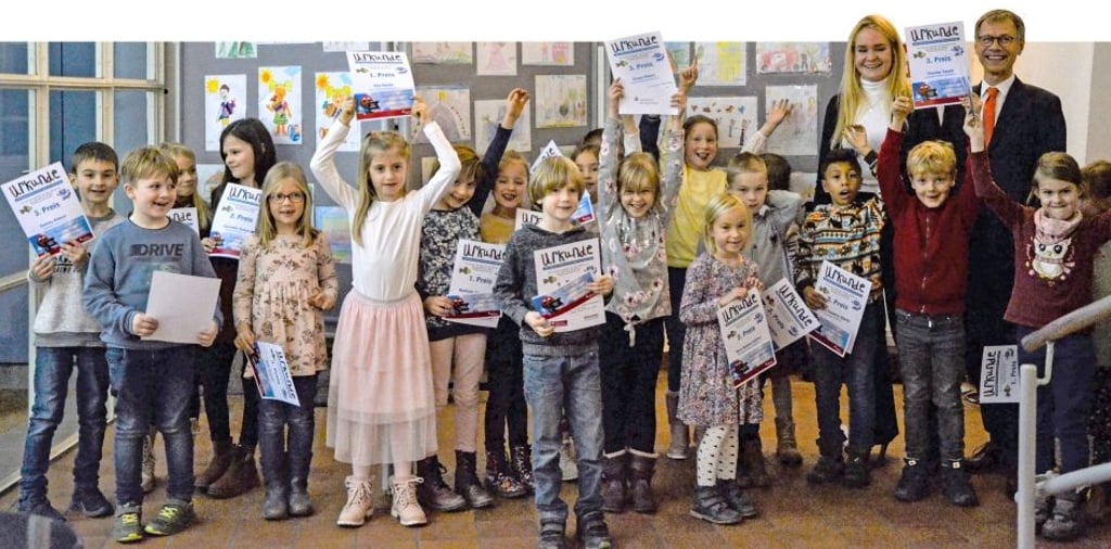 Die Erstklässler der sieben Grundschulen in der Region Salzwedel freuen sich über ihre Urkunden, die sie für ihre kreativen Bilder erhalten haben.