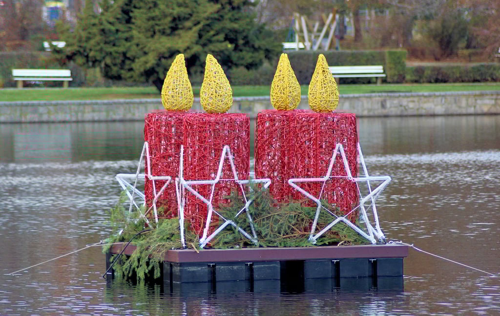 Ein schwimmender Adventskranz ist auf dem Ilsenburger Forellenteich zu bestaunen. Mit Einbruch der Dunkelheit leuchten vorerst die Sterne, ab den Adventssonntagen dann auch die Kerzen.