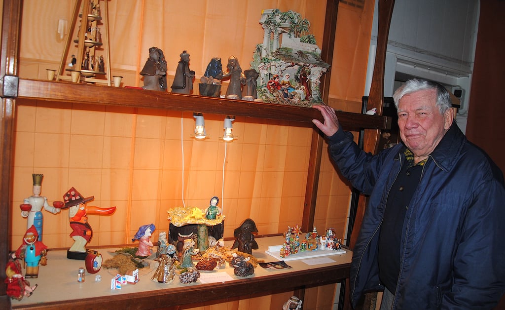 In seinem Krippenmuseum hat Hartmut Förster alles für die bevorstehende Advents- und Weihnachtssaison vorbereitet. Darstellungen der Weihnachtsgeschichte aus allen fünf Kontinenten sind im ehemaligen Lüdelsener Schlachthaus zu bestaunen.