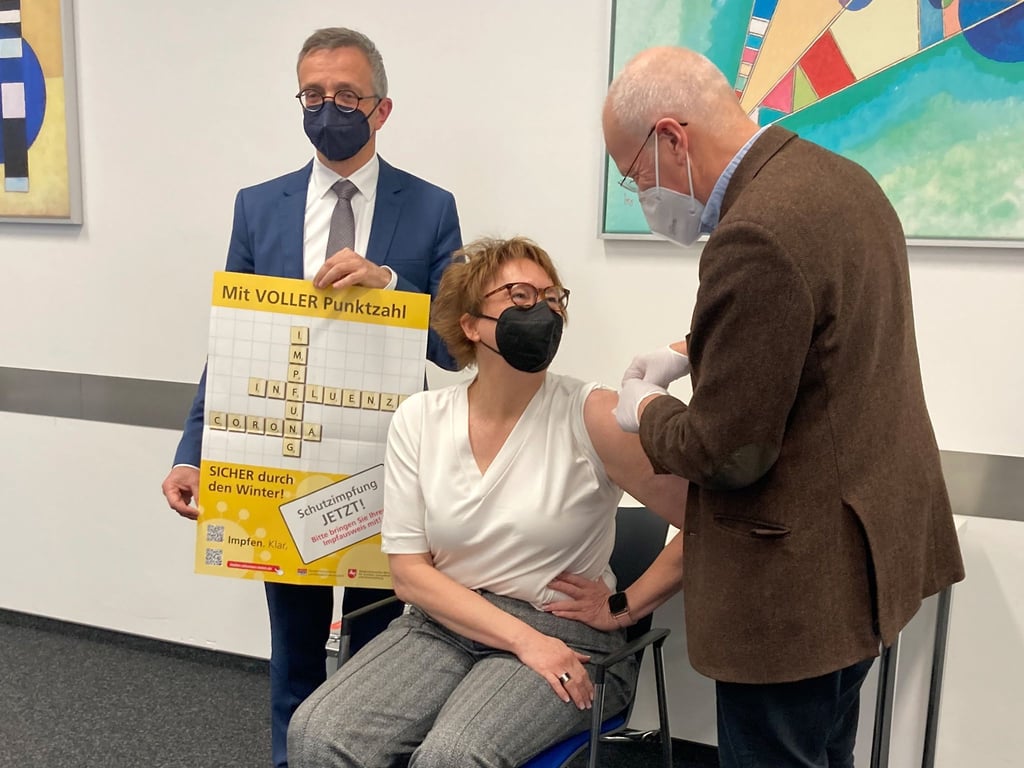 Niedersachsens Gesundheitsministerin Daniela Behrens erhält die Grippeschutzimpfung.