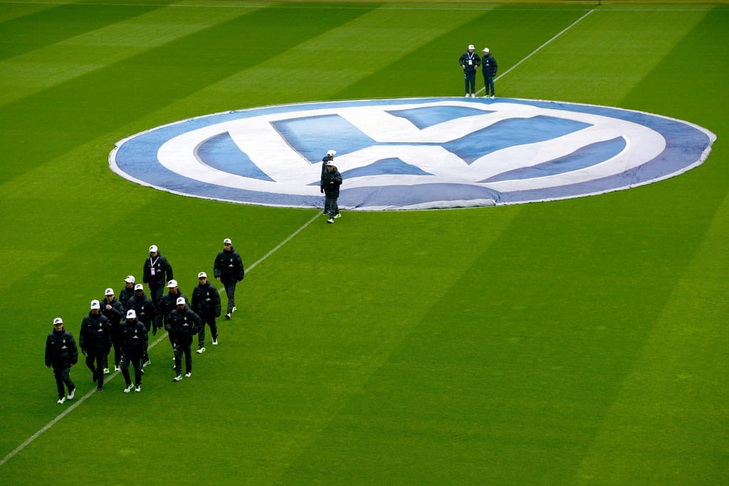 Balljungen verlassen nach dem Ausbreiten des Volkswagen-Logos den Platz.