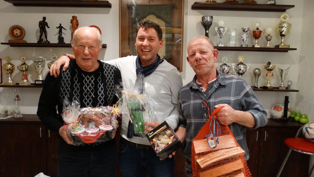 Beim jüngsten Doppelkopfturnier lagen Klaus Ruhnke (Cobbel, 2. Platz), Jörn Kiehl (Sieger aus Tangerhütte), Jürgen Hoff (aus Bertingen, 3. Platz) vorn.